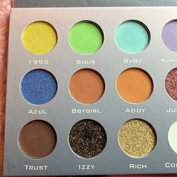 ILLUMINATI Cosmetics x ISA Eyeshadow Palette - Picture 8 of 10